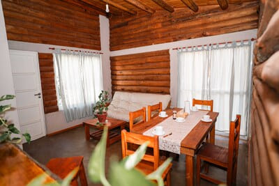 Interior luminoso de la cabaña